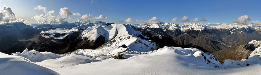Vista panoramica dalla vetta del Venturosa (1999 m) verso ovest
